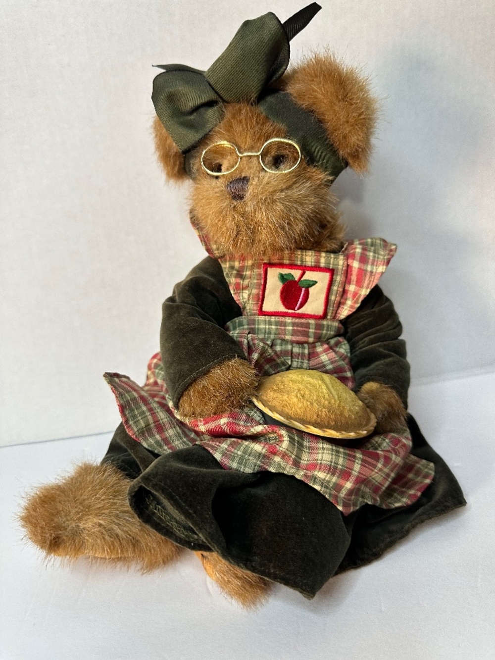Bearington Collection Granny Smith Baker Teddy Bear holding Apple Pie - 14"